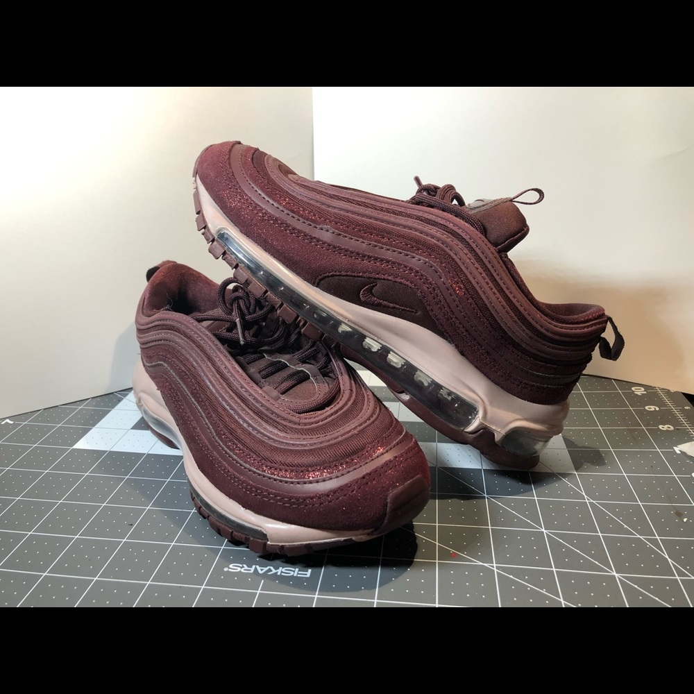 Women’s burgundy AirMax 97 sz 6